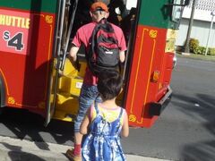 まだ16時前だし、ということで、パパとれっちは早々にバスに乗り、ホテル（プール）に戻る。
ママごんは一人で、買い物タイム～
「アカンタモール」の「シーシェルピンク」の手作りアクセサリーがたいへん好み～