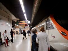 バルセロナ・サンツ駅から国鉄でバルセロナ＝エル・プラット空港を目指します。