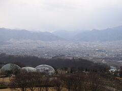 正面。眼下に笛吹川フルーツ公園。