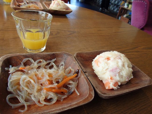 選べる惣菜は「ポテトサラダ」と「中華春雨」をチョイス☆<br />本日のミクソロジージュースは「マンゴー×ライム×タイム」