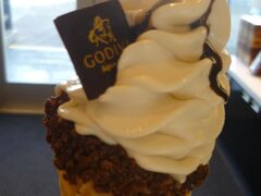 GODIVAなのに、チョコでもなく、ミックスでもなく、「バニラがいい」と譲らない、れっち。
GODIVAの何たるかを知っている、大人としては、せめて「ミックス」だろうと(笑)、パパとれっち、「バニラ」と「ミックス」を賭けて、ジャンケン！

…パパ、撃沈(泣)
ということで、バニラ購入。

