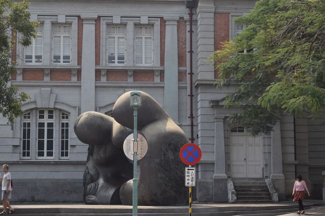 国立台湾文学館の敷地内にあるオブジェ。<br /><br />**先を急いだので中には入りませんでしたが、あとから調べたら入館料は無料なんですね。展示も充実しているらしいので、次回は中にも入ってみたいです。<br />