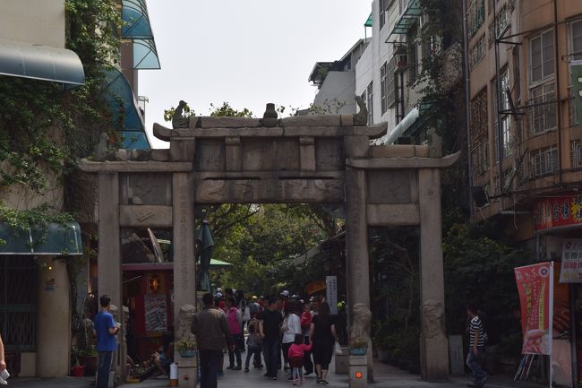 孔子廟の前にある門前町、府前路です。<br />レトロな建物が並んでいます。<br />お土産屋さんもおしゃれです。