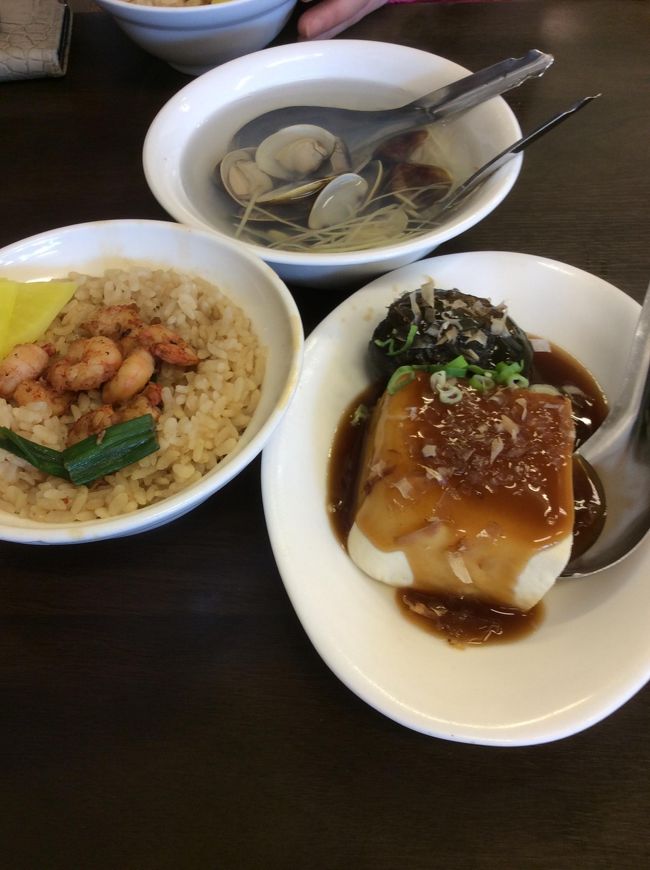 注文したのは、<br /><br />蝦仁飯<br />はまぐりスープ<br />豆腐のピータン添え<br /><br />これで165元。<br /><br />**いづれも、とてもやさしい味付け。美味しいです。