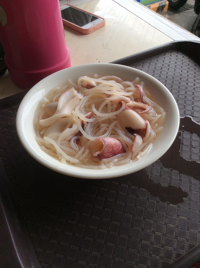 並んで、やっと食べられました。「小卷米粉（イカビーフン）」!!<br /><br />スープにイカの味がしっかり染み込んでいて、美味しい。写真を見ると、今でも思い出します。値段は、80元。