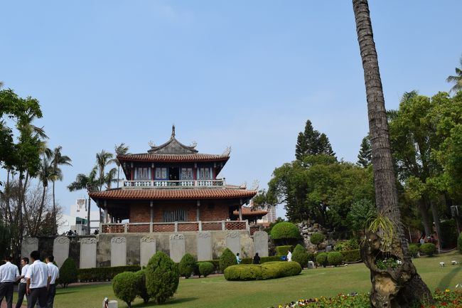 赤カン樓に入ります。入場料は50元。<br /><br />ちょうど庭では、トランペット?を演奏している人がいました。
