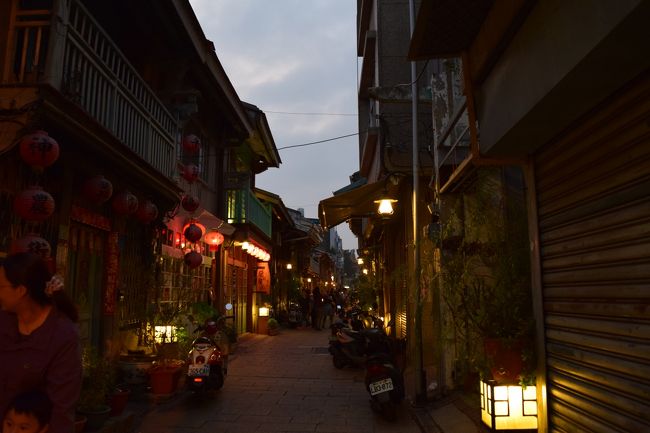 バスに乗って、台南市内に戻ってきました。こちらは、「神農街」<br />夕方になると、このように灯りがともり、風情があります。