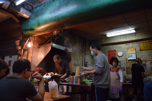 おじさんが、お客さんに「オイシイ?」って聞いてます。<br />こちらも親子2代でやっている。<br /><br />田うなぎは、おじさんの右手にある赤黒いものです。<br />汁がない方が美味しいらしいので、それを注文。<br />見た目はきれいとは言えないけれど、味はよいです。120元。<br />