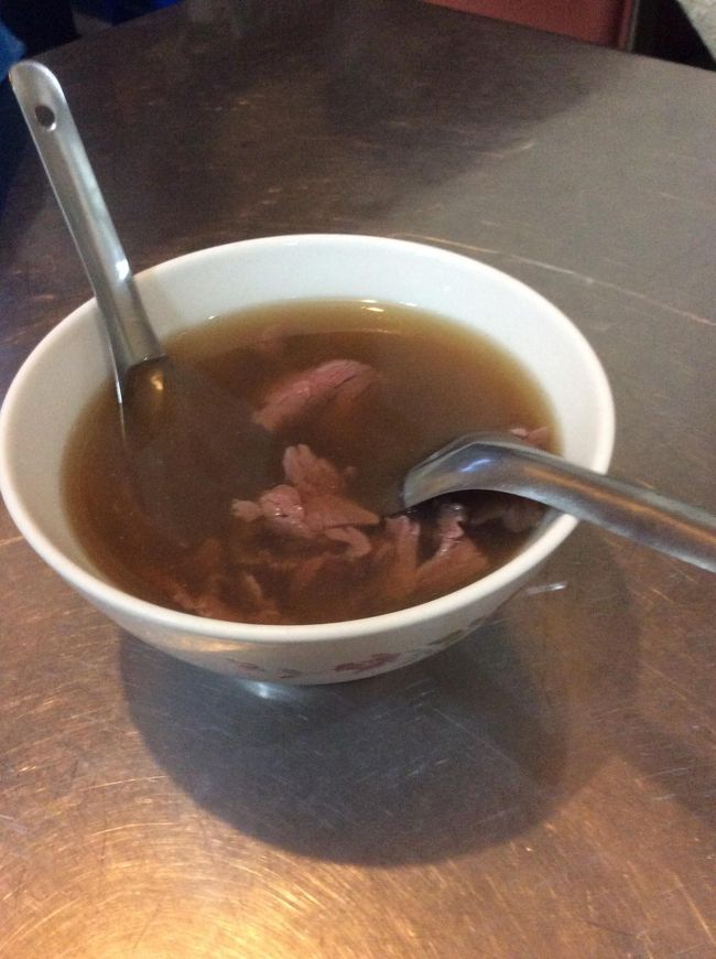 こちらが、牛肉スープ<br />シンプルに牛肉とスープだけ。本当にやさしい味でした。110元。<br /><br /><br />康樂街牛肉湯<br />住所：台南市中西區康樂街325號<br />営業時間：04：30～13：30/16：30～01：30