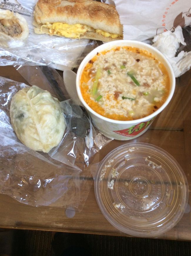 ■■■■3日目■■■■<br /><br />3日目の朝ごはん。ホテルで自転車を借りて、「果貿來來豆漿」へ。<br /><br />肉まんと韮菜煎包(ニラまん)、パイまん、鹹豆漿、冰豆漿を購入。<br /><br />冰豆漿は、冷たい豆乳<br />鹹豆漿は、酸っぱい豆漿。<br /><br />いづれも、15元くらい。全部で81元。<br /><br />**朝ごはんの店は、4時から空いているらしい。台湾には、こうした安くて美味しい店が手軽にあっていいですね。<br /><br /><br />