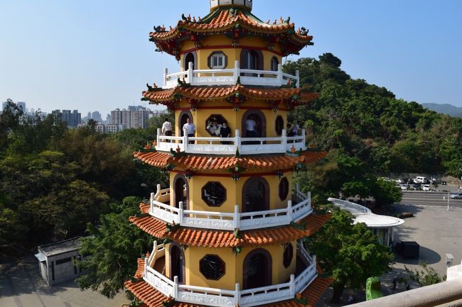 龍虎塔の龍の最上階から虎を眺めます。<br />この日は、日本の修学旅行の団体が来ていました。<br /><br />