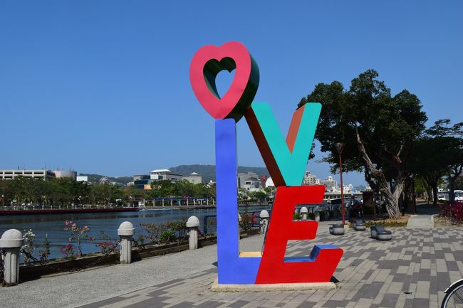 ホテルに帰り、午後は自転車を借りて、街歩き。<br />運河を走り、芸術特区に入り、旗津（チージン）までフェリーで行く予定です。<br /><br />愛河(運河)の眺めです。気温が28度くらいあって、めちゃくちゃ暑いです。