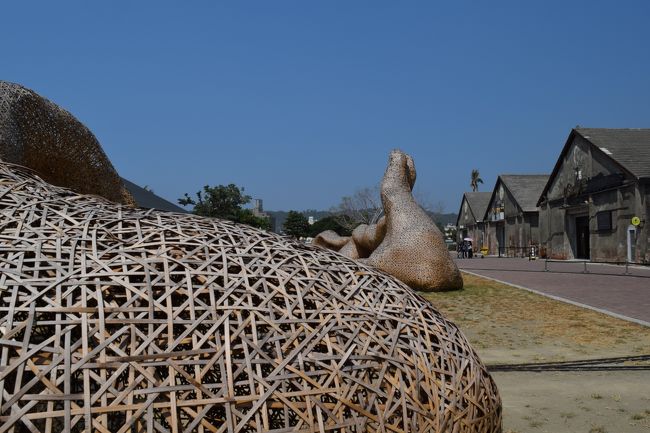駁二藝術特区の奥にあるアートスペース。敷地には鉄道レールも敷かれていて、観光客が乗っていました。