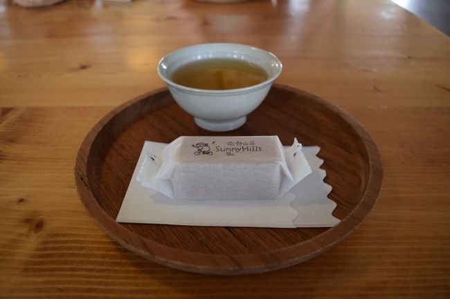 こちらが、Sunny Hills 微熱山丘のパイナップルケーキ。<br />広い空間で、ゆっくり休憩しながら、試食します。お茶もおかわりを出してくれました。お土産購入です。