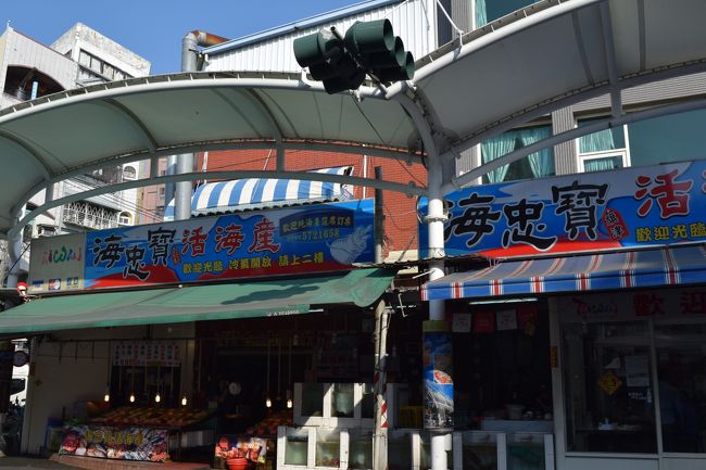 メインストリートに戻り、シーフードをいただきます。<br />「海忠寳活海産」に決めます。