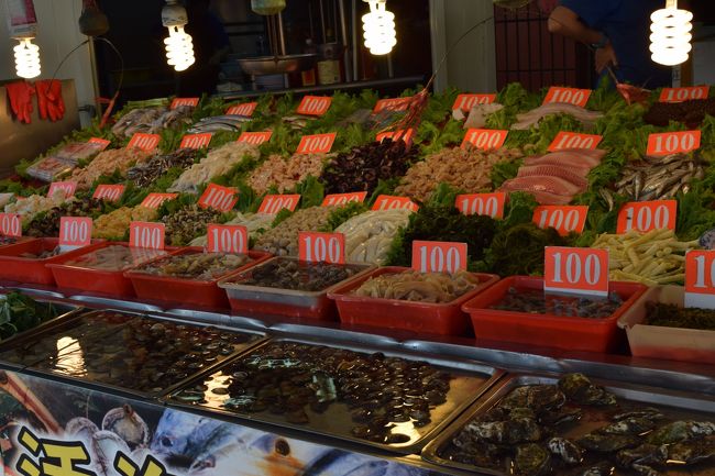 ひと皿ずつ値段が書いているので、注文しやすいです。<br />定員の女性が、日本語で説明してくれました。<br /><br />4皿注文します。台湾ビール1本を入れて、全部で860元。<br /><br />エビの蒸したもの<br />白魚の天ぷら<br />イカのセロリ炒め<br />赤身魚の蒸したもの<br />