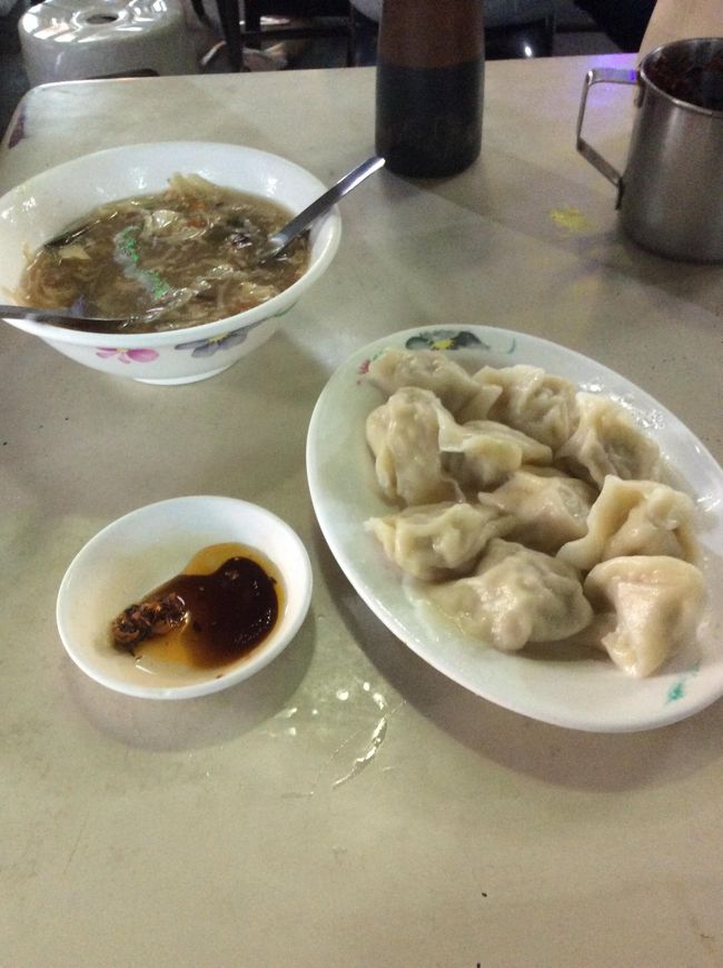 こちらは「方記水餃」<br /><br />水餃子と酸辣湯<br />どちらも、熱々で美味しい。75元。