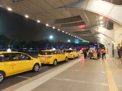 高雄国際空港、深夜に着きました。
空港には妻が迎えに来てくれていました。　