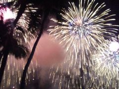 3/12 ホノルルフェスティバルの時の花火（長岡花火 inワイキキビーチ）

毎週行われているヒルトンでの花火よりはスケールが大きく、およそ15分間。
