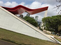 【イビラプエラ公園（サンパウロ）】

なんだぁ～、このヘンテコな建物は....