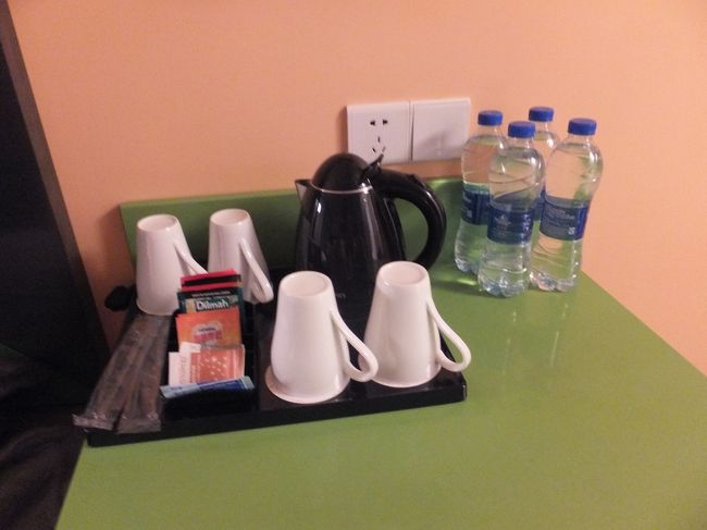 お部屋の中です。<br />まずはミネラルウォーター４本