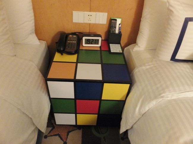 他の人の口コミで見たキューブ型の机