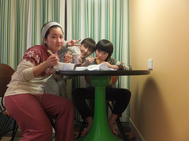 明日もディズニーだから今日は部屋で夕飯（持参しました）。<br /><br />引き続き７～もご覧くださいネ!