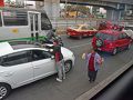 メキシコシティからバスに乗り道路を走っている時、信号や料金所手前で車が止まると物売りや車のフロントグラス拭きの人が現れる。

窓から見ていると、窓拭きをしてもらってお金を払っている人が結構いる。