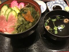 ある時は那覇空港に飛び、空港内にある志貴さんで海ぶどう丼を食べたり。