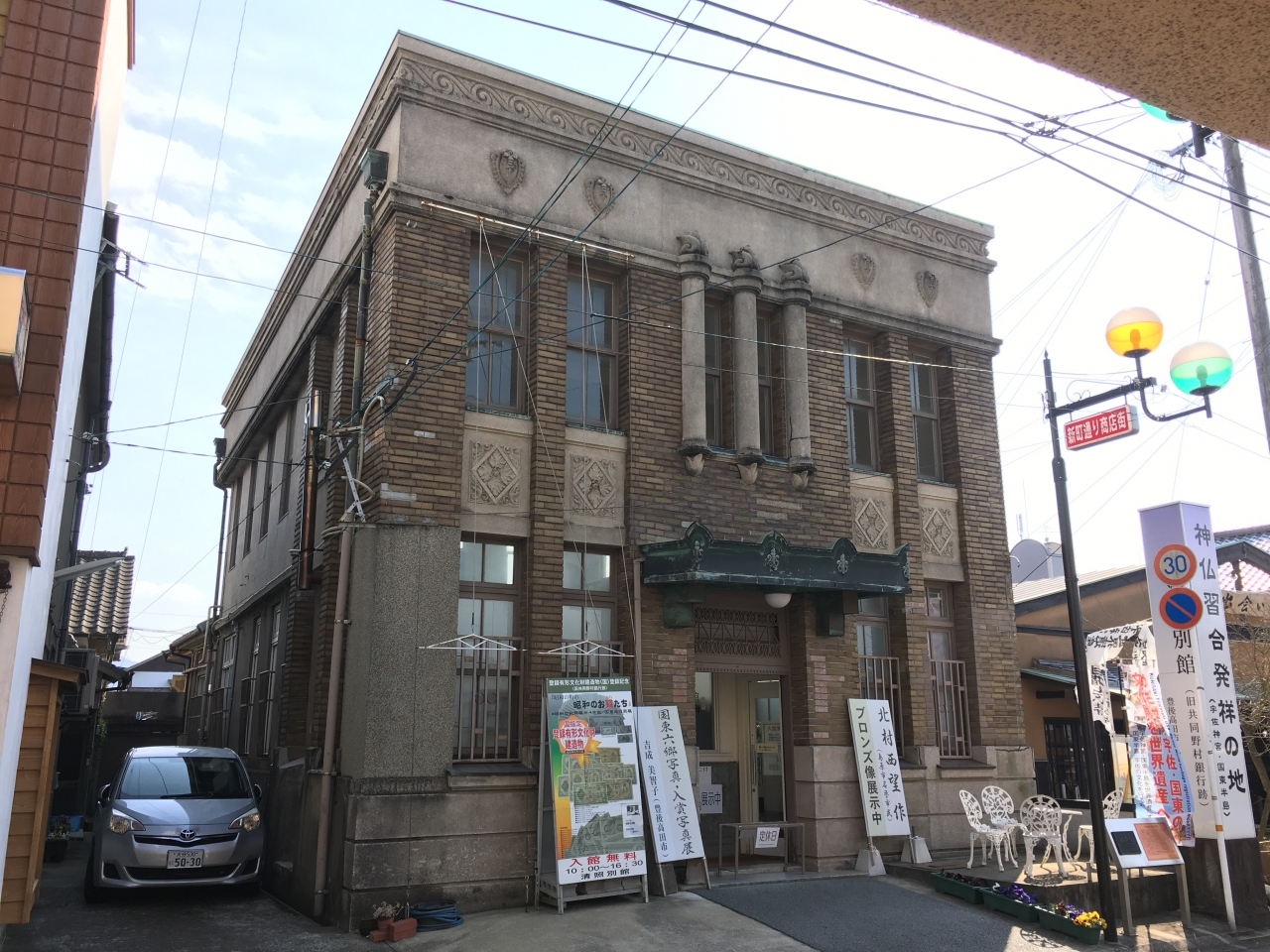 旧共同野村銀行の建物は火曜日が定休日で、内部の見学は出来ませんでした。
