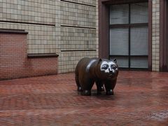 次は宮城県美術館で降りました。アリスの彫刻があります。無料で観れます。
ちなみに私はこの時、重い荷物、激しい雨、無愛想な運転手、歩きにくい靴に加え、雨に濡れた美術館の床で転んでテンションだだ下がりです。まあほとんど自分が悪いんですけどね。