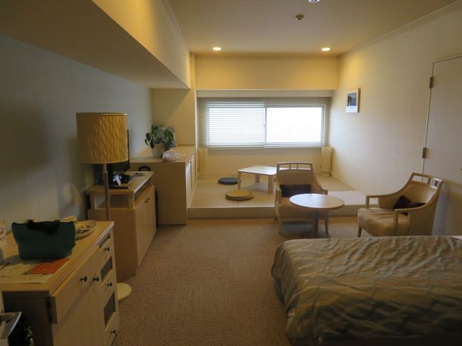 往路は東京駅発の予約が取れず、新宿発のバスに乗車。平日というのにほぼ満席です。若い学生さんが多かったように見えたのは学校が春休みだからでしょうか。移動はスムーズで9時30分に出発して13時には到着。チェックイン時、フロントの係員さんの丁寧でしっかりした対応が印象的でした。部屋はハワイアンジャパネスクというベッドのあるタイプでまあまあの広さ。<br /><br />