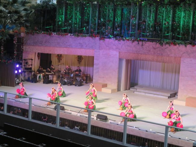 ホテルで支給されるアロハとムームーに着替えた後は、さっそくプールエリアにあるステージでフラガールの昼の部のショーを途中から見学。夜の部は座席予約をしているので、ここでは軽く下見程度です。