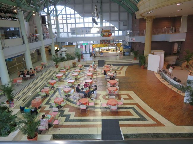 その後は水着に着替えて、ハワイアンズの広い施設内をうろうろしながら、構造がどうなっているのかを学習します。途中スプリングパークという、水着を着て入るローマ風の温泉と男女別の大浴場からなるエリアに行ってみましたが、イマイチな感じ。構造が分かりづらく、荷物（着替えやタオル等）の管理が面倒な上に、人が多くてやや清潔感に欠ける印象でした。結果論として言うと、モノリスタワーに宿泊している人なら、ホテル内の温泉に入っていた方があらゆる点ではるかに良いです。ここに来る必要はないかもしれません。（後述）