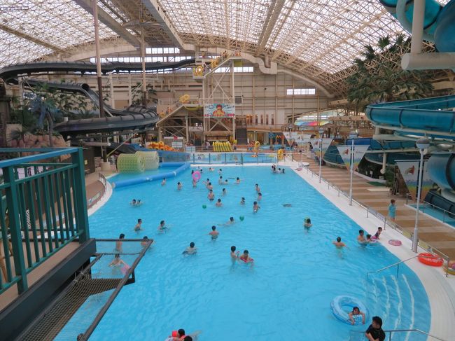 プールは、子供連れの家族や若者には良いのでしょうが、こちらは競泳用のプールならともかく、プール遊びが楽しいような年齢でもないので、ぐるっと一回り歩いた程度。広いのは確かに広いです。