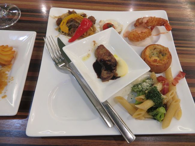 そうこうするうちに17時、夕食の時間です。ブッフェスタイルの夕食は17時からと19時からの入れ替え制で、ショーの予約があるからとホテル側で17時の回の席を取ってくれていました。ここでの食事については、いろいろなサイトで「素晴らしい」という口コミと「残念だ」という口コミが混在していて、実際はどんなものなのか、来る前から興味を持っていました。