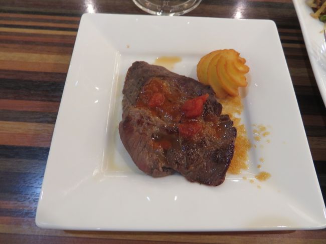 個人的な感想としては、決して「素晴らしい！」とまでは言いませんが、まあ価格相応の内容じゃないでしょうかね。種類が豊富（特に前菜）で、美味しいものもあれば、そうでないものもあります。飲み物が別料金、注文した3,500円のボトルワインはまだしも、生ビール一杯800円は釈然としません。このレストランに限らず、施設全体的に生ビールの値段が高く、その点は何とかしてほしいと思いました。