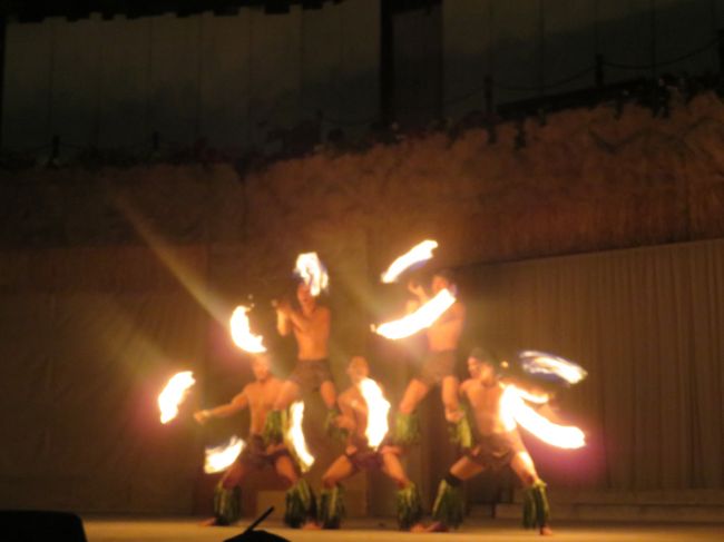 そして夕食後はフラガールのショー。20時からプロジェクション、20時15分からファイヤーダンス、20時30分からフラガールと案内されましたので、時間通り予約したステージから3列目のSS席に着きましたが、プロジェクションは見るべきものはなく、男性チームによるファイヤーダンスが始まったのがほぼ20時30分でした。