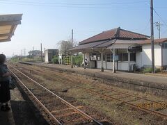 小湊鉄道の「①上総山田駅」にてバスを降り、列車を待ちました。