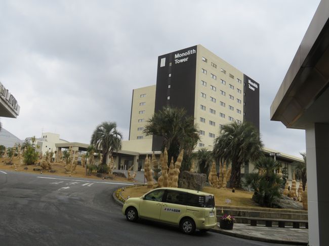 さて、2日目。朝食のブッフェは普通です。朝食の後は昨夜に引き続きモノリスタワー内の温泉につかってから、11時チェックアウト。チェックアウト後も、帰るまでの時間アロハとサンダルはそのまま使用でき、荷物はフロント横のコーナーで預かってもらうことができます。身軽になって、さてどうしようかと考えた結果、プールエリアの建物の2階にあるフラミュージアムに足を向けてみました。