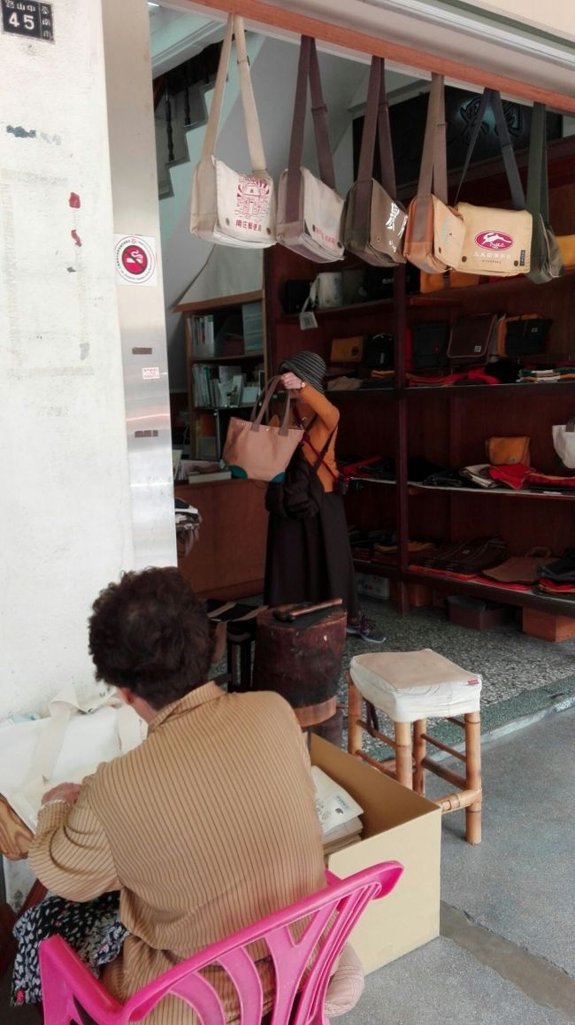 **650元のショルダーバッグを迷って、結局購入せず。他の店と比べて、と思ってたのですが、なかなか同じ店には行きませんね。残念でした。