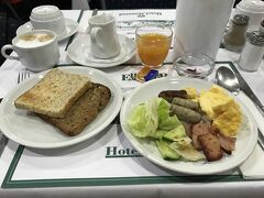 この日のホテルの朝食。

トースト２枚（胚芽小麦・ライ麦）とスクランブルエッグとベーコンにニュルンベルクソーセージ。
前の日はオレンジジュースだったけど、ミックスフルーツジュースに。

あと、カプチーノも。テーブルごとにポットに入ったコーヒーがあったけど、一度も飲まなかった。