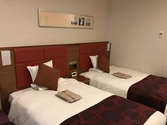 前日は仕事終わって羽田空港近くのホテルに移動です。『ホテルマイステイズ羽田』に宿泊。お部屋はそこそこ広くて1泊でしたら問題なし。