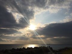 少し走ると陽が落ちてきたので再び車を止めて