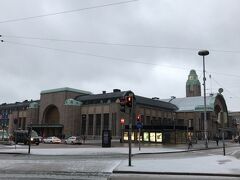 この日も朝から日帰りで出掛けます。
ホテルから歩いてヘルシンキ中央駅に到着です。