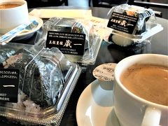 フライトが８：４０分発なので、朝ごはんを食べずに羽田へ。

おにぎりをラウンジのコーヒーでほおばります。