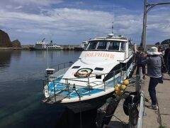 北海道３日目。

早朝に斜里を出発し、ウトロの港を目指します。
8：00に出航なので、朝食もそこそこに7：00前には出発。

知床の観光船はいろいろな会社が出していますが、今回は『観光船　ドルフィン』を選びました。小型船で、比較的海岸線に近づいてくれるということだったので。

コースは３つあって、ヒグマが出没するルシャまでを航行する、『野生動物探索クルーズ』を選びました。これだと往復90分ほどのクルージングです。