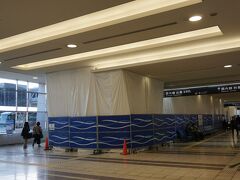 仙台空港1階は改装工事中。
4月にはいろいろ施設ができる予定。
民営化されて、バス路線が増えたりいろいろ変わってきた。