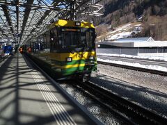 ヴェンゲルンアルプ鉄道に乗り換え。よく見ると、線路幅がかなり狭くなります。そのため直通の電車が存在しません。これは、敷設当時の建築技術の問題のようです。(ガイドブック情報)