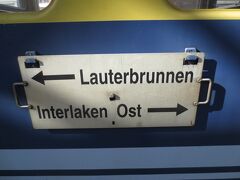 インターラーケンオスト駅にてユングフラウ鉄道のチケットを購入。トラベルパスを提示し若干の値引きがなされる。それでも往復16000円程度。。。
チケットとともに日本語の小さなガイドブックが渡されました。いかにしてBOB鉄道職員は我々を日本人と見抜くことができたのか、実に様々な憶測が飛び交いましたが、しばらくしてトラベルパスに国籍が書かれていることに気づきましたとさ。

